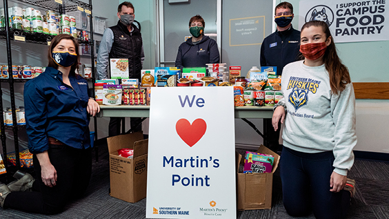 USM food pantry volunteers